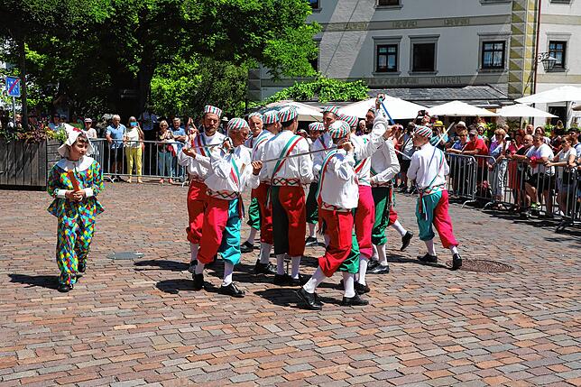 Bild 7: Traditionelle Tänze bei tollem Wetter: Bilder vom ersten internationalen Schwerttanztreffen