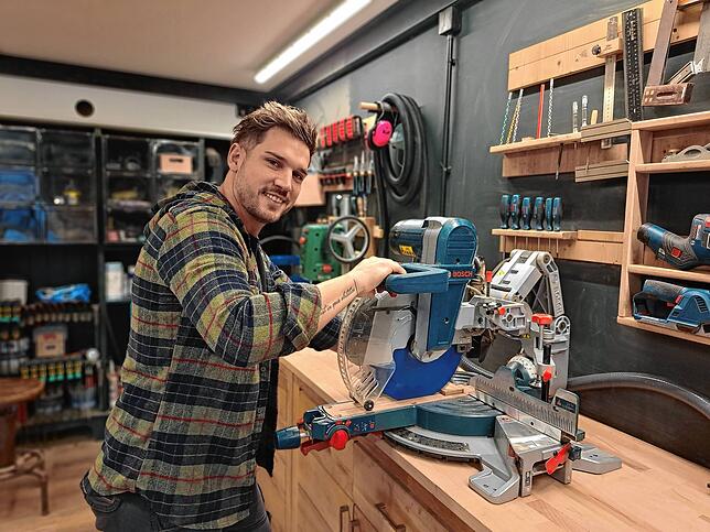 Hier fühlt er sich pudelwohl: Der ehemalige Bundesliga-Spieler Oliver Sorg in seiner Holz-Werkstatt.