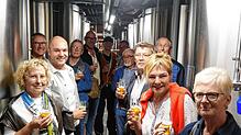 Eine Kostprobe vom Frischgezapften: Die SÜDKURIER-Abonnenten Gerold und Eva Osswald, Gabriele und Jürgen Motz, Marc Burzinski, Timo ...