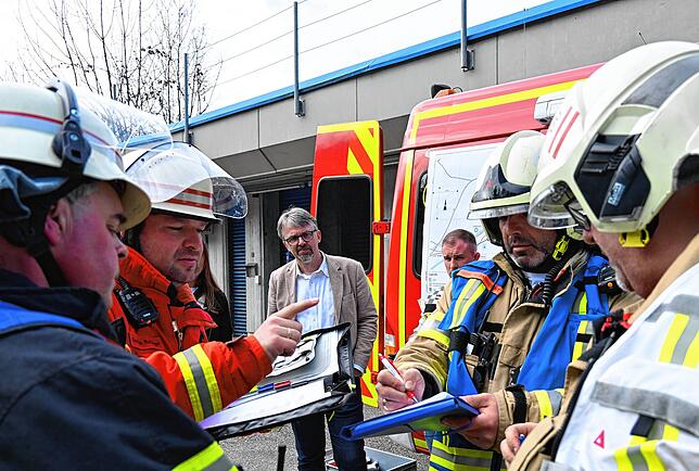 Eine zentrale Aufgabe bei der Feuerwehrübung im Bürgerwaldtunnel war die Kommunikation unter den vielen Einsatzkräften. Das Bild zeigt ...