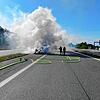 Eine Dampfwolke entwickelte sich, als die Feuerwehr mit den Löscharbeiten am Audi Q7 beschäftigt war.
