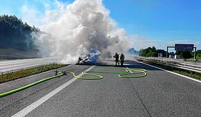 Eine Dampfwolke entwickelte sich, als die Feuerwehr mit den Löscharbeiten am Audi Q7 beschäftigt war.