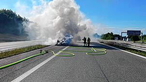 Eine Dampfwolke entwickelte sich, als die Feuerwehr mit den Löscharbeiten am Audi Q7 beschäftigt war.