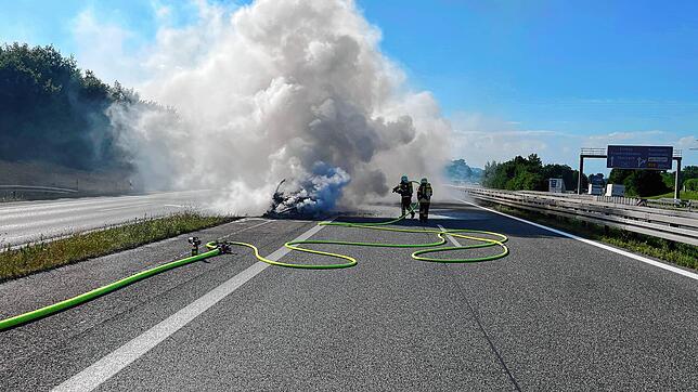 Eine Dampfwolke entwickelte sich, als die Feuerwehr mit den Löscharbeiten am Audi Q7 beschäftigt war.