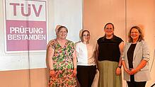 Bei der Amtseinführung und nach dem bestandenen „Schulleitungs-TÜV“ (von links): die neue Konrektorin Eva Schilling, Lehrerin Jennifer ...