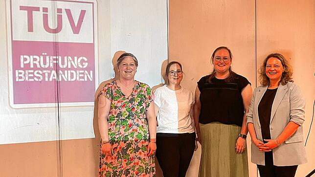 Bei der Amtseinführung und nach dem bestandenen „Schulleitungs-TÜV“ (von links): die neue Konrektorin Eva Schilling, Lehrerin Jennifer ...