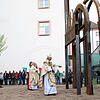 Weihbischof Peter Birkhofer und Pfarrer Andreas Rudiger weihten nach dem Freiluft-Festgottesdienst auf dem Areal des ehemaligen Klosters ...