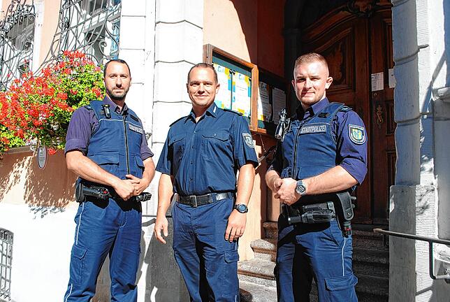 Die Stadtpolizisten Patrick Selmer (links) und Alexander Rode (rechts) sorgen seit März 2020 in Waldshut-Tiengen für mehr Sicherheit. ...