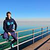 In Sportkleidung am See, auf dem Pulli steht der Name seines Unternehmens: Max Amling will mit dem Modelabel Run ökologisch hochwertige ...