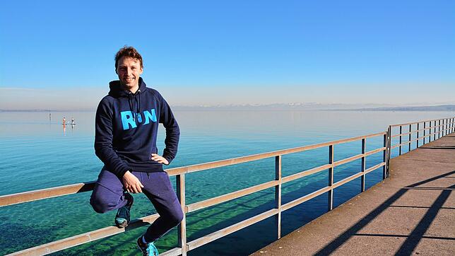 In Sportkleidung am See, auf dem Pulli steht der Name seines Unternehmens: Max Amling will mit dem Modelabel Run ökologisch hochwertige ...