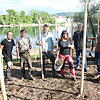 70 Reben sind gepflanzt worden. Auf dem Bild (von links): Jochen Wir, Winzer Joachim Netzhammer, Vorsitzender Stefan Meier von den ...
