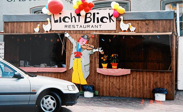 1996: Lichtblick-Stand beim Spektakel „Markdorfer Gugelfure“ – ein Festival mit Straßenkünstlern und Akrobaten.