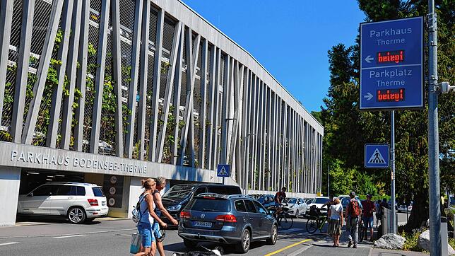 Ordentlich Trubel am Parkhaus gegenüber der Therme. Auch der Parkplatz ist voll belegt. Die Anzeigen geben leuchtend rot Kunde darüber.