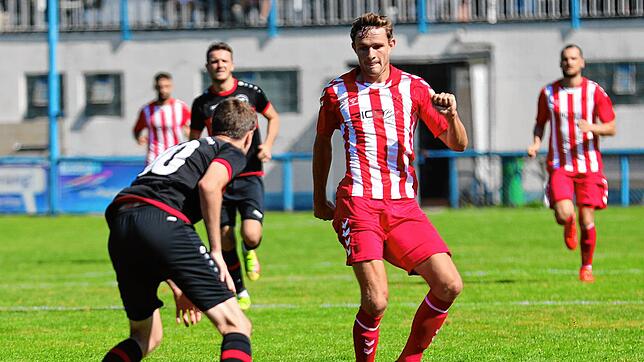 Aaron Sättele (Mitte, rotes Trikot) wechselte zu Beginn der Saison vom Bezirksligisten SG Reichenau/R.-Waldsiedlung zum SC ...