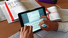 Realschüler einer zehnten Klasse arbeiten in einer Unterrichtsstunde mit Tablets. Die Digitalisierung der Bad Säckinger Schulen ...
