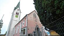 Weil eine Stützmauer einzustürzen droht, musste der Stiftungsrat der katholischen Kirchengemeinde bis auf Weiteres den Vorplatz der ...