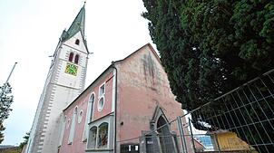 Weil eine Stützmauer einzustürzen droht, musste der Stiftungsrat der katholischen Kirchengemeinde bis auf Weiteres den Vorplatz der ...