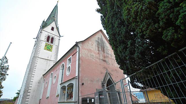 Weil eine Stützmauer einzustürzen droht, musste der Stiftungsrat der katholischen Kirchengemeinde bis auf Weiteres den Vorplatz der ...