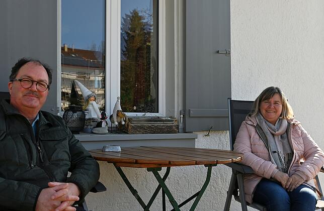 Hubert und Anke Regenscheit auf ihrer Terrasse. Noch sitzen sie probeweise für das Foto in Jacken dort. Sobald es wärmer wird, sitzen ...