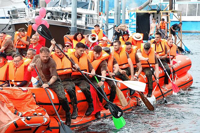 Bild 9: Uhldingen feiert: Die besten Bilder vom ersten Tag des Hafenfestes mit Schrottregatta