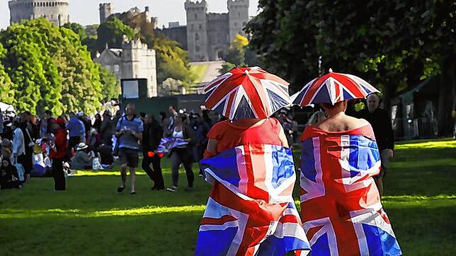 Zuschauer in britischen Fahnen und Schirmen kommen auf den Long Walk vor Schloss Windsor.