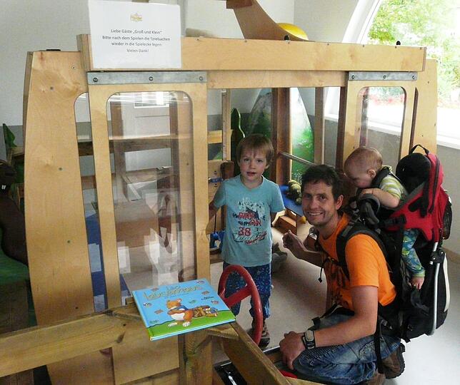 Im Kinderparadies finden Lenni, Frank und Nicolai auch eine Bergbahn aus Holz.