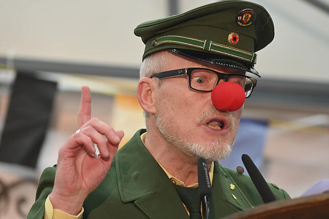 In der grünen Uniform mit roter Nase: Sicherheitsbeauftragter Josch Frengele.