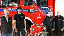 Im Feuerwehrgerätehaus in Titisee-Neustadt wird das runderneuerte Funktionsschnittmodell einer Tragkraftspritze übergeben. Mit dabei ...