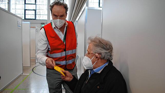 Impfstart am Kreisimpfzentrum des Landkreises Waldshut in der Stadthalle Tiengen am Freitag, 22. Januar. Olaf Boettcher reicht Werner ...
