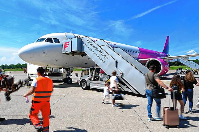 Passagiere laufen auf dem Bodensee-Airport zum Flieger nach Skopje. Die WizzAir-Linie ist derzeit die einzige, die in Friedrichshafen ...