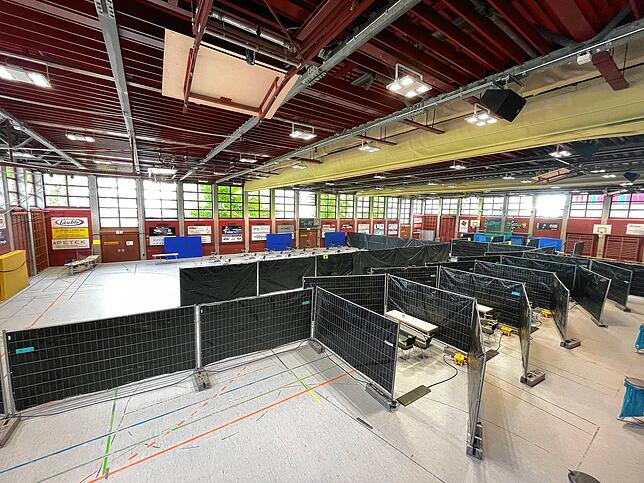 Mehr als 700 Personen wurden im Juni in der Stadthalle St. Georgen geimpft. Das Archivbild zeigt, wie es bei den Vorbereitungen aussah.
