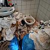 Ein völlig zugemülltes Badezimmer, eine unbenutzbare Toilette, haufenweise Abfall: In diesem Zustand fand Familie F. aus Villingen die ...