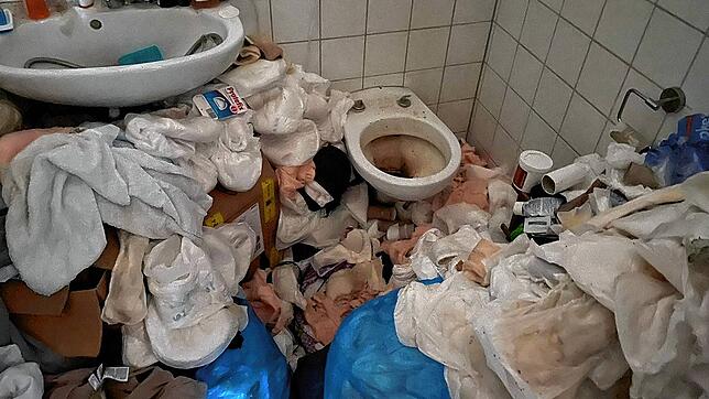 Ein völlig zugemülltes Badezimmer, eine unbenutzbare Toilette, haufenweise Abfall: In diesem Zustand fand Familie F. aus Villingen die ...