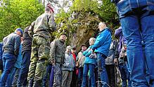 Vor der Barbara-Grotte auf dem Truppenübungsplatz. Dort wird am 4. Dezember das Fest der heiligen Barbara gefeiert. Sie gilt als ...