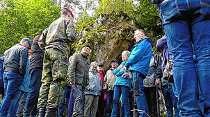 Vor der Barbara-Grotte auf dem Truppenübungsplatz. Dort wird am 4. Dezember das Fest der heiligen Barbara gefeiert. Sie gilt als ...