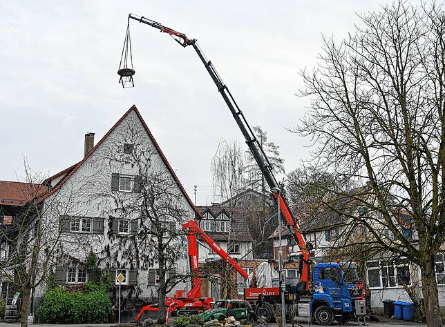Das neue Nest wird mit schwerem Gerät auf das Dach des BUND-Zentrums in Möggingen gehoben.