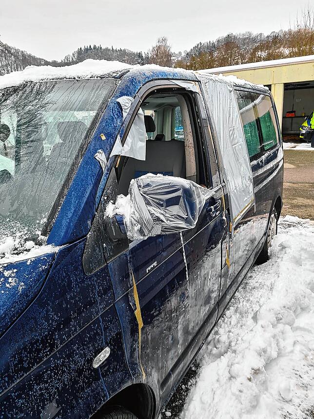 So sah der VW-Bus nach der Attacke aus.