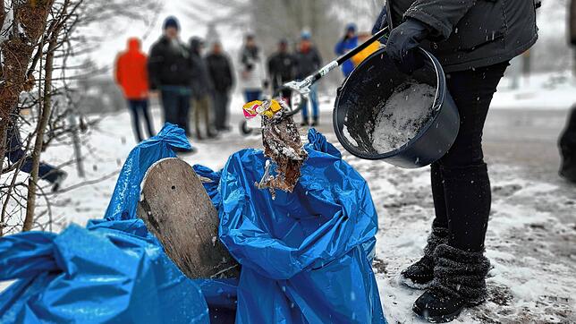 Der Müll wird in blauen Plastiksäcken gesammelt.
