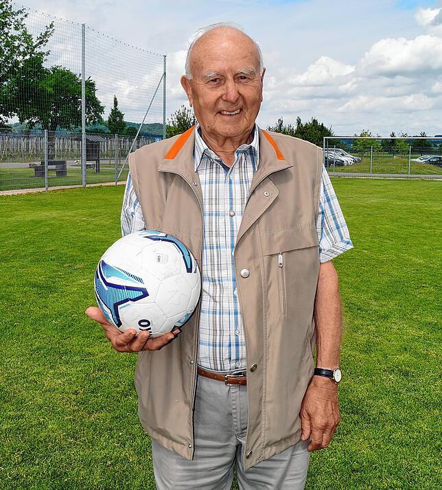 Franz Waldvogel hat 30 Jahre lang als Schiedsrichter fungiert und erinnert sich gern an die Anfangszeiten des Vereins.