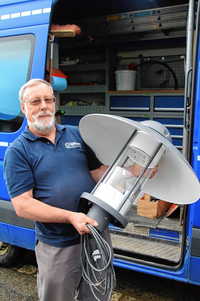 Donaueschingen hat bereits auf LED-Straßenbeleuchtung umgestellt. Ewald Strohmeier von den Technischen Diensten zeigt eine Lampe des ...