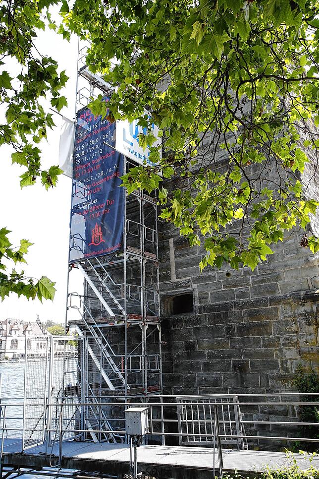 Noch immer steht das Baugerüst als provisorische Fluchttreppe an der Westseite des historischen Pulverturms am Seerhein.