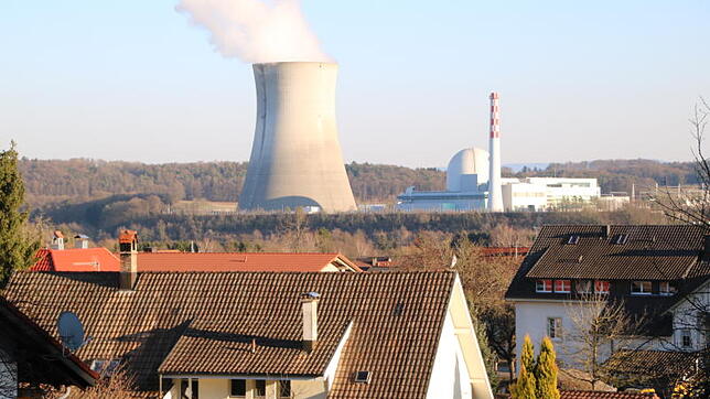 Der Blick aus Dogern zum Kernkraftwerk Leibstadt: Sollte ein radiologischer Notfall eine Evakuierung erfordern, besteht für die ...