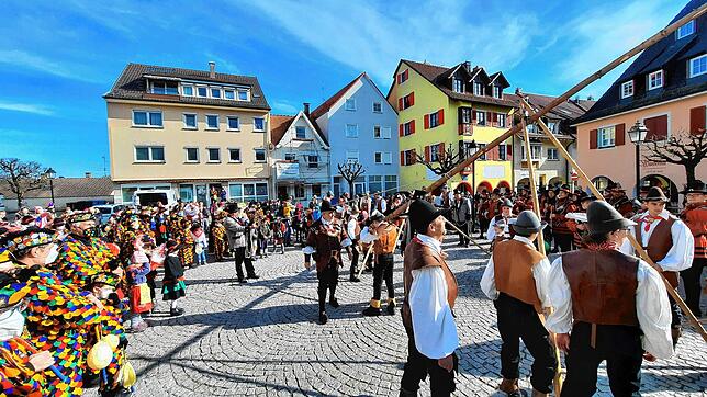 Bild 19: Bilder vom Kindernarrenbaum-Setzen auf dem Gustav-Hammer-Platz in Stockach