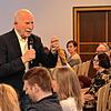 Mitreißend wie damals in den Stadien Europas: Reporterlegende Werner Hansch spricht mitten im Publikum. Der Bürgerempfang in der ...
