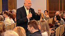 Mitreißend wie damals in den Stadien Europas: Reporterlegende Werner Hansch spricht mitten im Publikum. Der Bürgerempfang in der ...