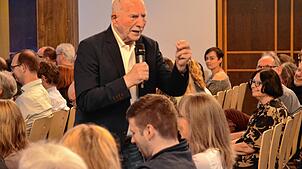 Mitreißend wie damals in den Stadien Europas: Reporterlegende Werner Hansch spricht mitten im Publikum. Der Bürgerempfang in der ...