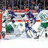 Schwenningens Phil Hungerecker (Bildmitte) konnte nach seiner überstandenen Verletzung endlich wieder mitwirken.