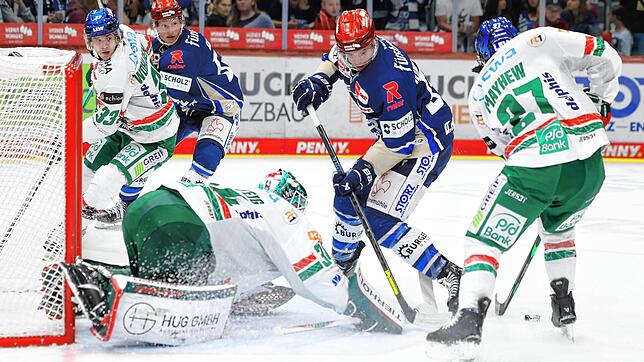 Schwenningens Phil Hungerecker (Bildmitte) konnte nach seiner überstandenen Verletzung endlich wieder mitwirken.