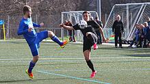 Heißer Tanz für den FC Erzingen: Felix Uhl (links, gegen Pascal Degelmann) kann mit dem Tabellenzweiten bei der Spvgg. Brennet-Öflingen ...