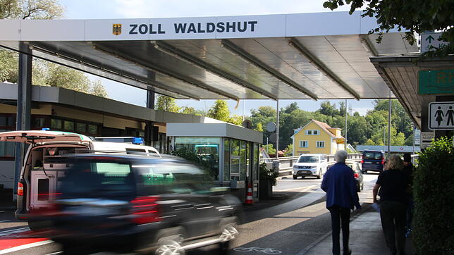 Zollformalitäten behindern oft den Verkehr an den deutsch-schweizer Grenzübergängen. Das soll sich nun durch neue Regeln für Schweizer ...